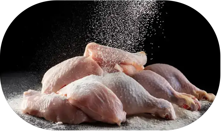 생닭에 특제파우더 뿌리는모습